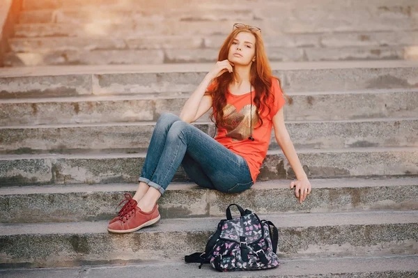 Três meninas caminhando no parque — Fotografia de Stock