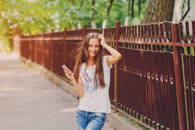 genç kız yürüyüş parkı