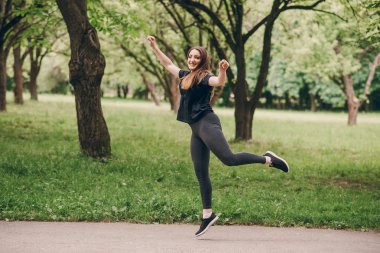 Bir yürüyüşte Fitness kız