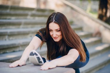 Bir yürüyüşte Fitness kız
