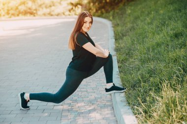 Bir yürüyüşte Fitness kız