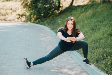 Bir yürüyüşte Fitness kız