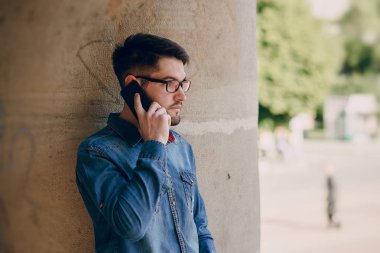 kulaklıklar ile adam