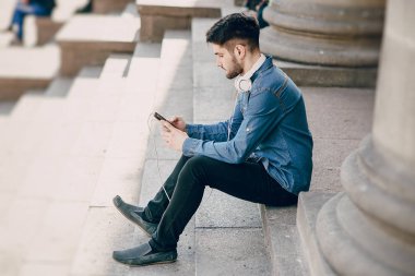 kulaklıklar ile adam