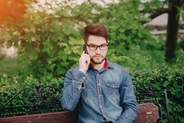 kulaklıklar ile adam