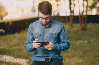 kulaklıklar ile adam