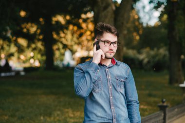 kulaklıklar ile adam