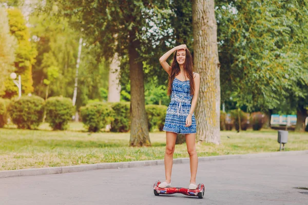 Giovane ragazza parco a piedi — Foto Stock