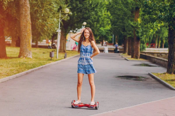 genç kız yürüyüş parkı