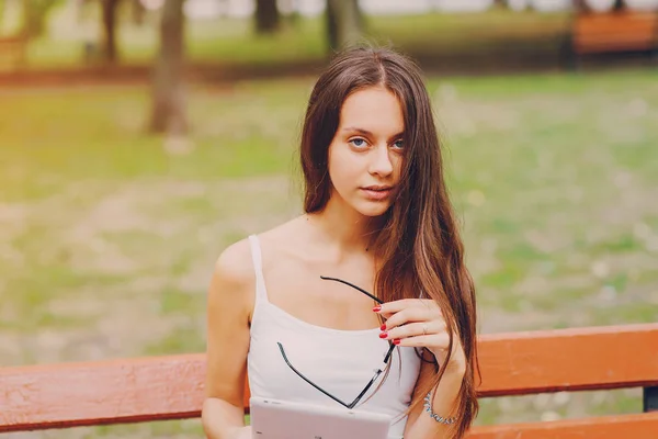 Chica joven caminando parque —  Fotos de Stock