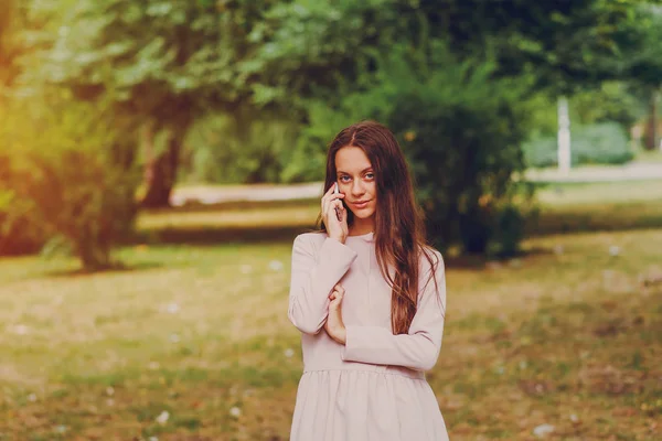 Young girl walking park — Stock Photo, Image