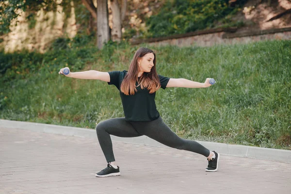 Fitness ragazza su una passeggiata — Foto Stock