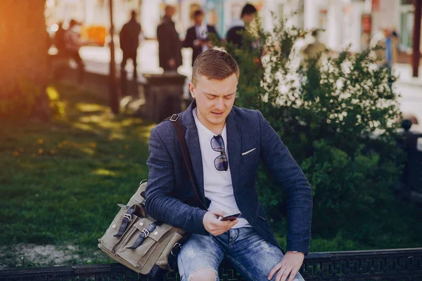 Empresario trabajando al aire libre — Foto de Stock