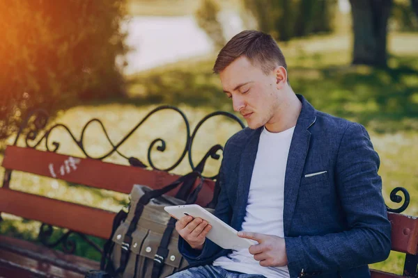 Empresario trabajando al aire libre — Foto de Stock