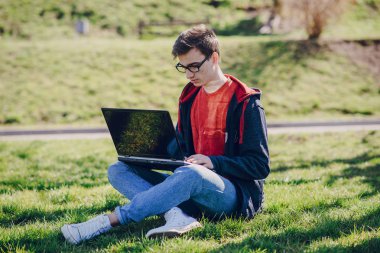 Becerikli alet ile adam