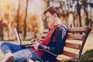 Becerikli alet ile adam