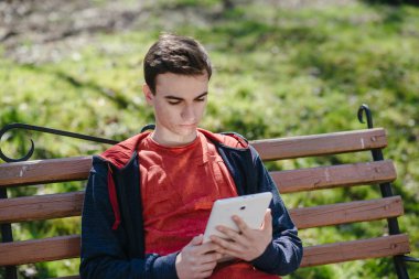 Becerikli alet ile adam