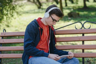 Becerikli alet ile adam