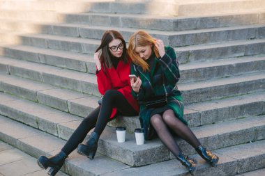 İki kız ile becerikli alet