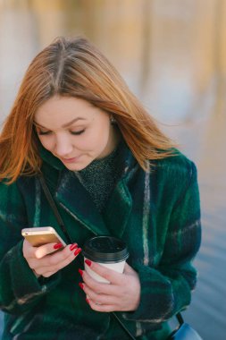 İki kız ile becerikli alet