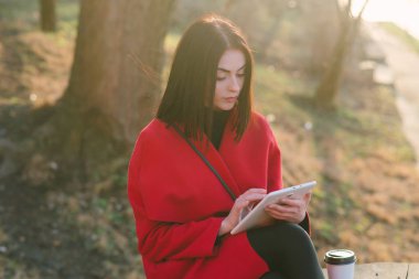 İki kız ile becerikli alet