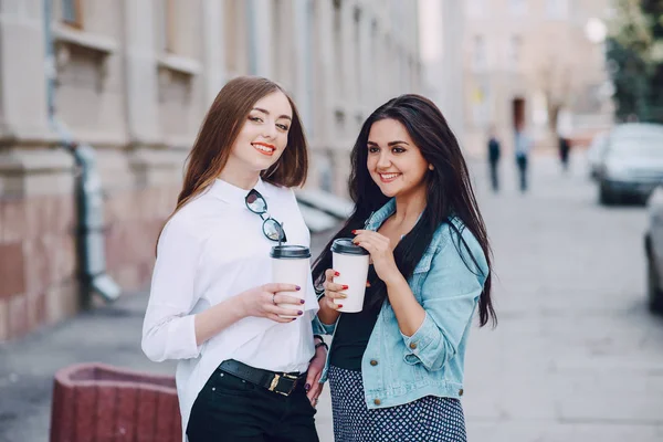 Twee meisjes outdor — Stockfoto