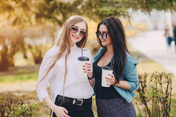 Duas meninas outdor — Fotografia de Stock