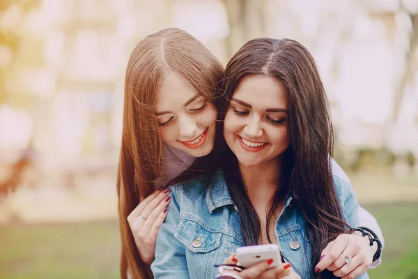 Deux filles en plein air — Photo