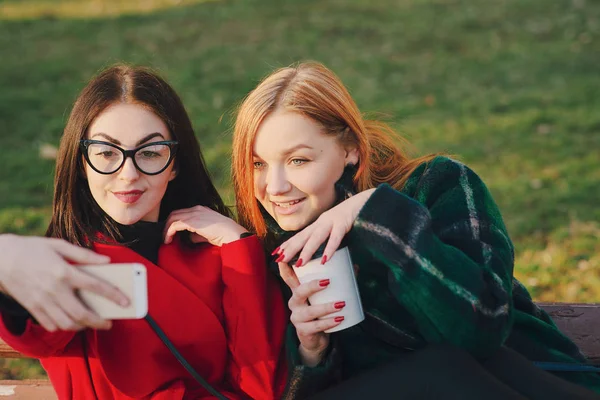 Zwei Mädchen mit Gadget — Stockfoto