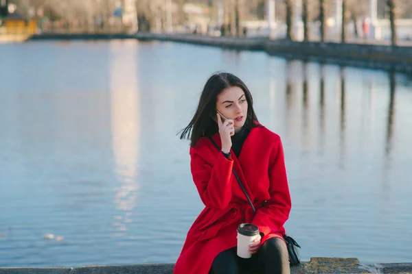 Duas meninas com gadget — Fotografia de Stock