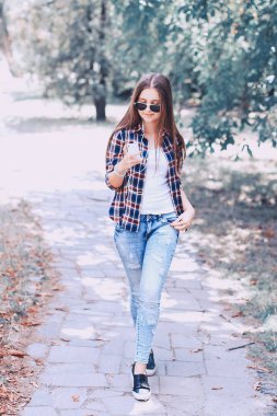 genç güzel kız yürüyüş parkı