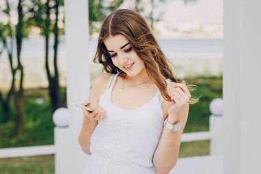 iki kız sahilde dinlenme