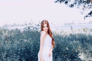 iki kız sahilde dinlenme