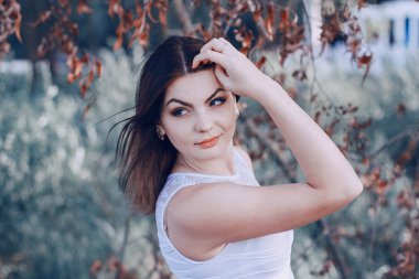 iki kız sahilde dinlenme