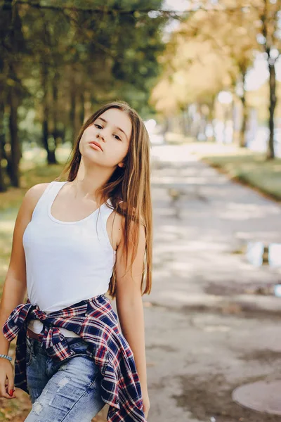 Jovem linda menina andando parque — Fotografia de Stock