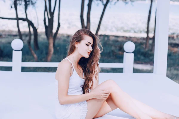 Duas meninas descansando na praia — Fotografia de Stock