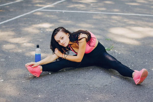 Chica deportiva en parque — Foto de Stock