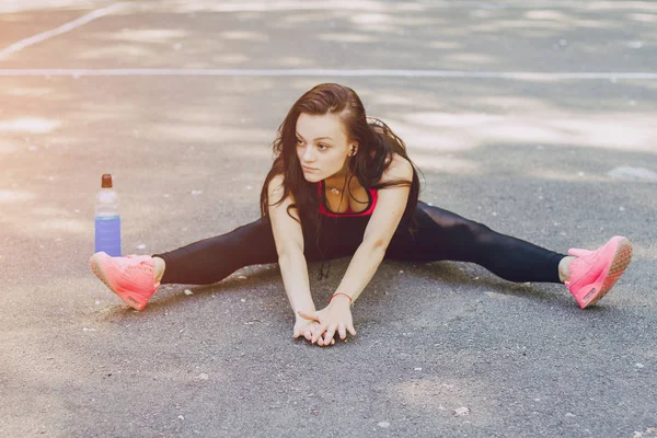 Chica deportiva en parque — Foto de Stock