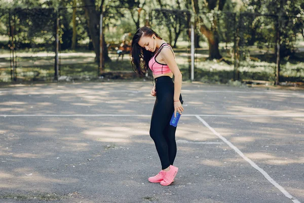 Chica deportiva en parque —  Fotos de Stock