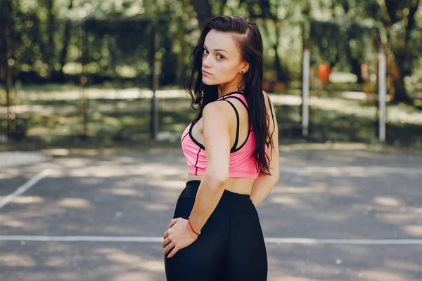 Chica deportiva en parque —  Fotos de Stock