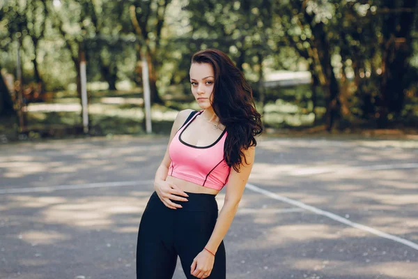 Fille de sport dans le parc — Photo