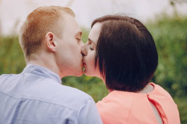 sevgi dolu çift park yürüyüş