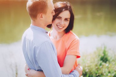 sevgi dolu çift park yürüyüş