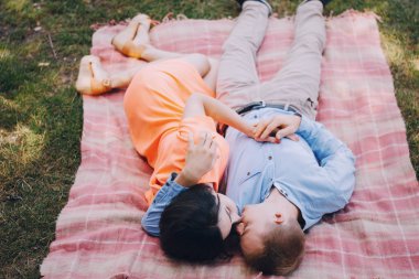 sevgi dolu çift park yürüyüş