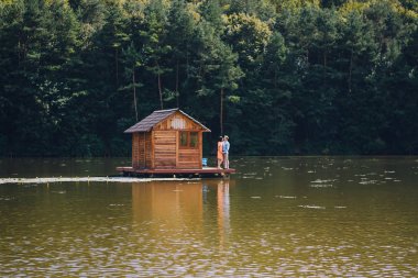 sevgi dolu çift park yürüyüş