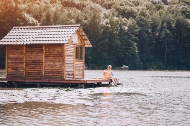 sevgi dolu çift park yürüyüş