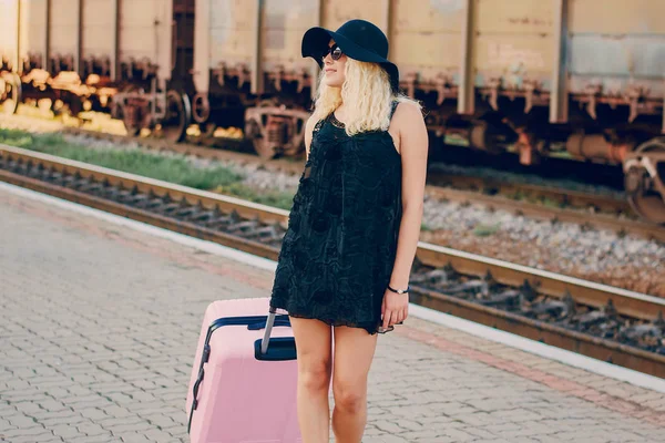 Menina bonita na estação de raiway — Fotografia de Stock