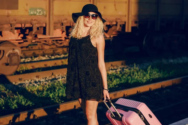 Красива дівчина на залізничному вокзалі — стокове фото