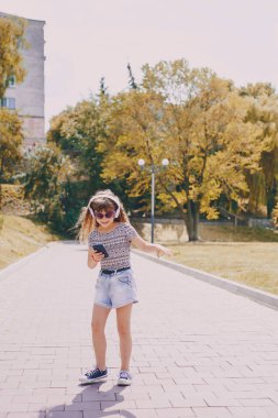 Yürüyüşe çıkmış bir kız