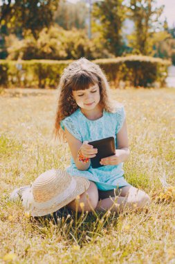 Yürüyüşe çıkmış bir kız